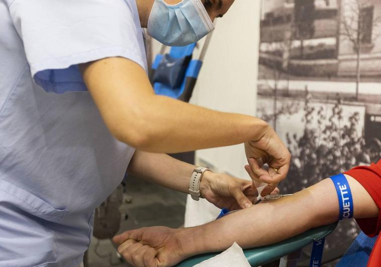 ¿Se puede beber agua antes de hacerte un análisis de sangre? La Verdad ¿Se puede beber agua antes de hacerte un análisis de sangre? La Verdad